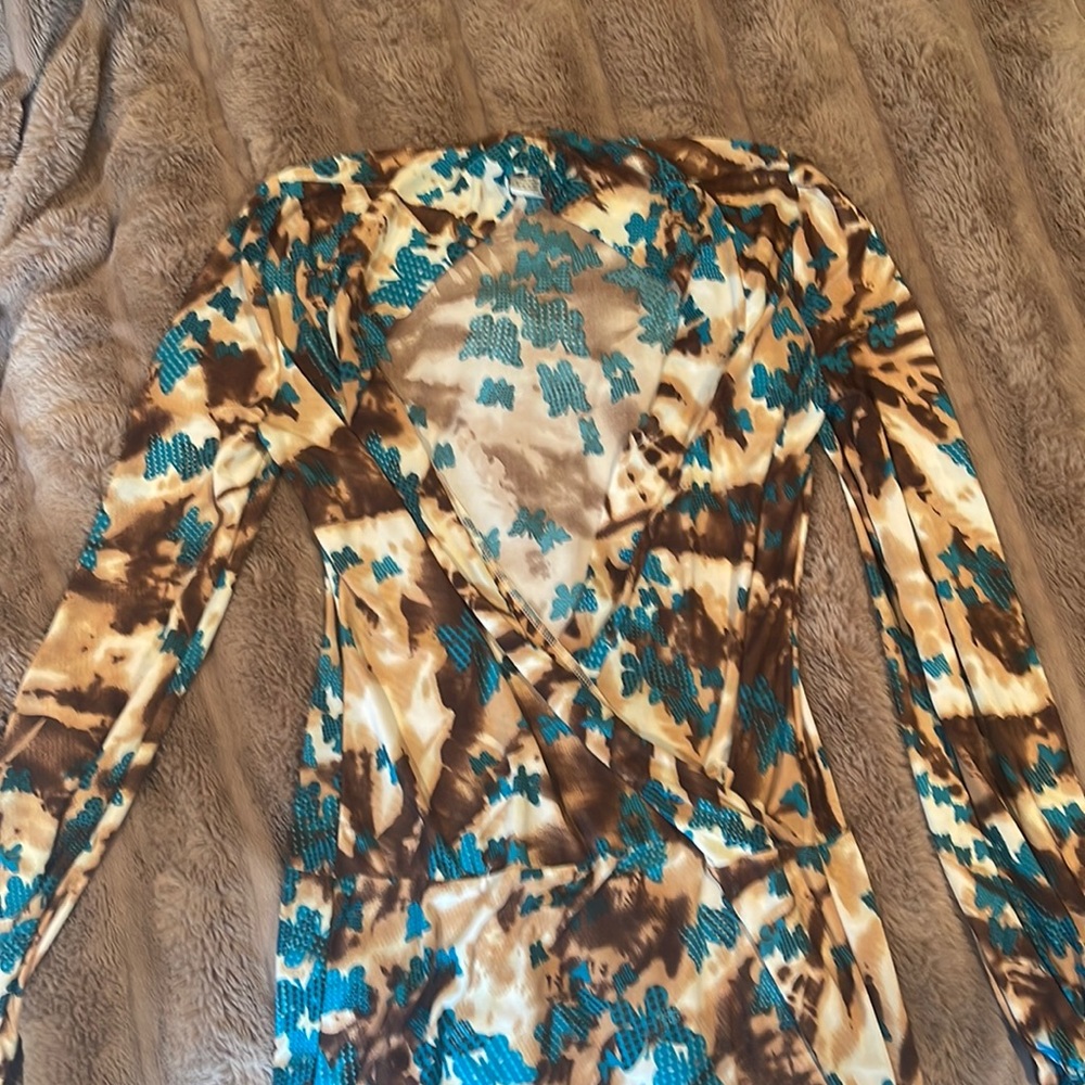Vivi butterfly pattern stretchy shirt. Size M/L.